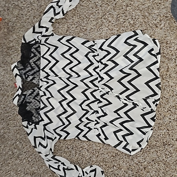 🎯Cheveron Blouse 🎯5 For $25🎯 - Picture 5 of 9